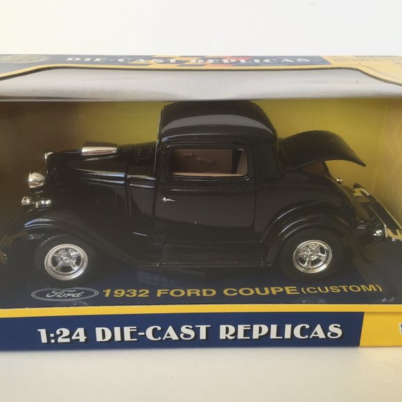 Motor Max 1:24 Collector's 1932 Ford Coupe (Custom) Die-Cast Replica Car Black - Picture 2 of 5